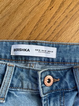 Vaqueros cortos desgastados