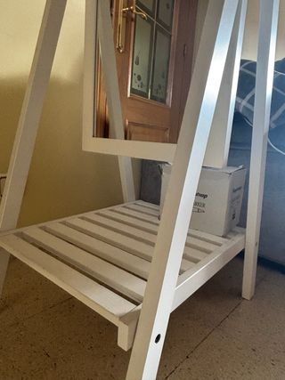 Espejo de pie blanco con estante