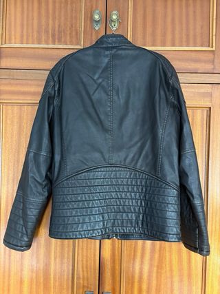 Chaqueta marrón efecto piel
