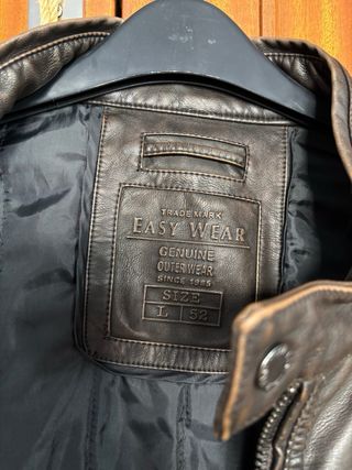 Chaqueta marrón efecto piel