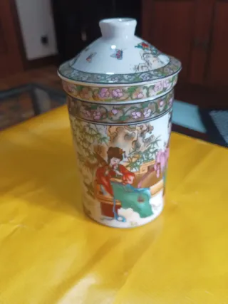 Taza de porcelana con infusor y tapa