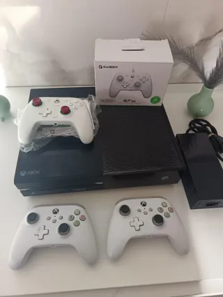 Xbox One S + 3 Mandos + Caja Gamesir