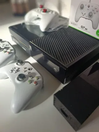 Xbox One S + 3 Mandos + Caja Gamesir