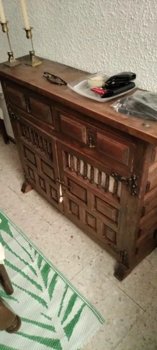 2 Sillones de Piel Skai y Aparador Marrón