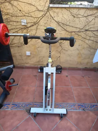 Bicicleta Estática Diadora + Banco de Pesas