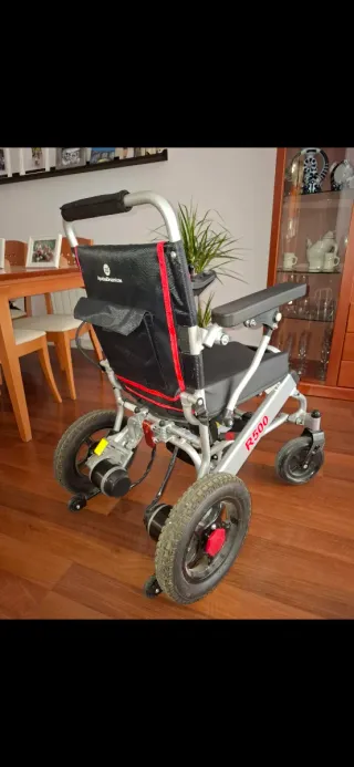 SILLA DE RUEDAS ELECTRICA PLEGABLE R500. Poco uso.