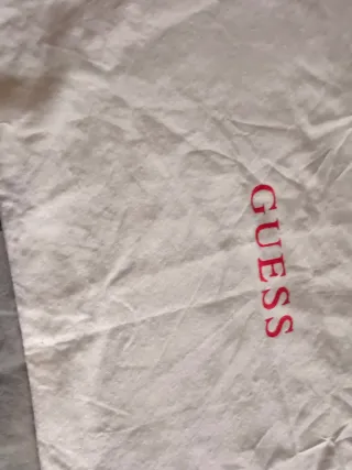 Bolsita guardapolvo Guess blanca