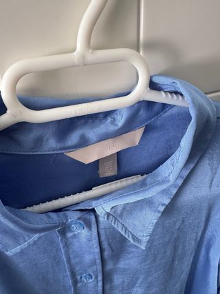 Camisa de raso azul HyM. Talla M. Sin estrenar
