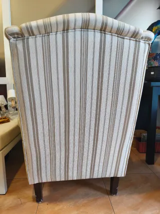 Butaca orejera de tela a rayas