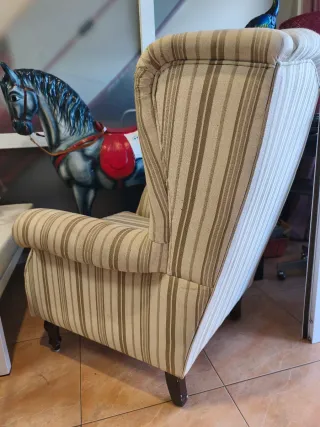 Butaca orejera de tela a rayas