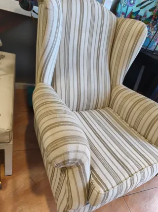 Butaca orejera de tela a rayas