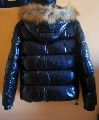 Chaqueta Negra Brillante con Capucha y Pelo