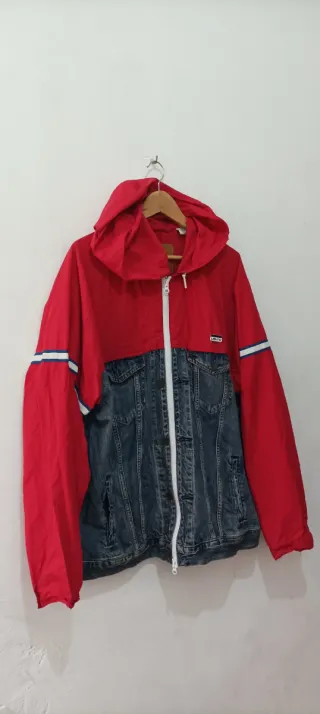 Cazadora vaquera y roja Levi's con capucha