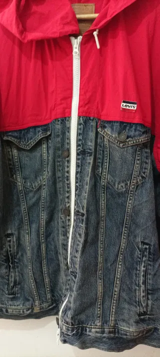 Cazadora vaquera y roja Levi's con capucha
