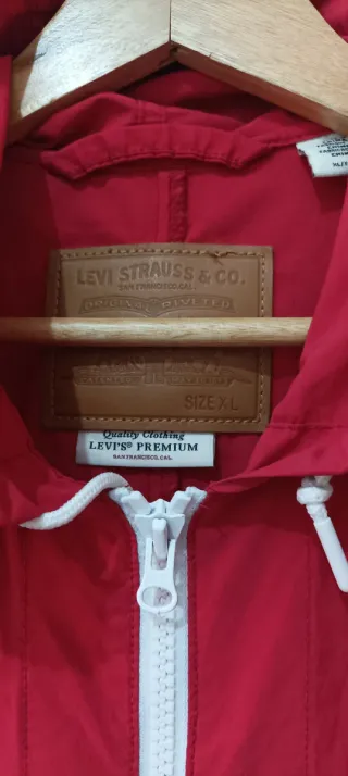 Cazadora vaquera y roja Levi's con capucha