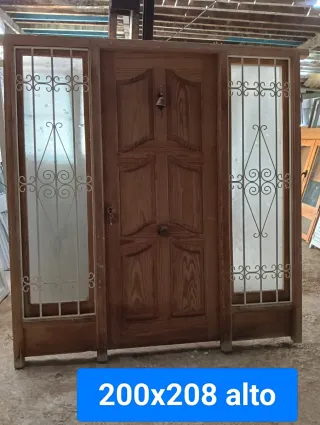 Puerta de madera con marcos y cristal