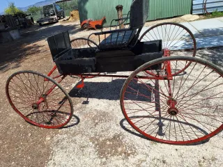 Carruaje antiguo de madera y metal