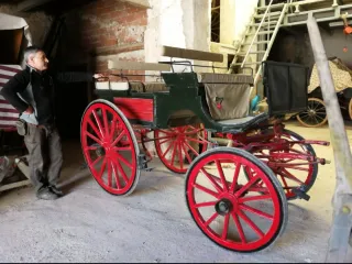 Carruaje antiguo de madera y metal