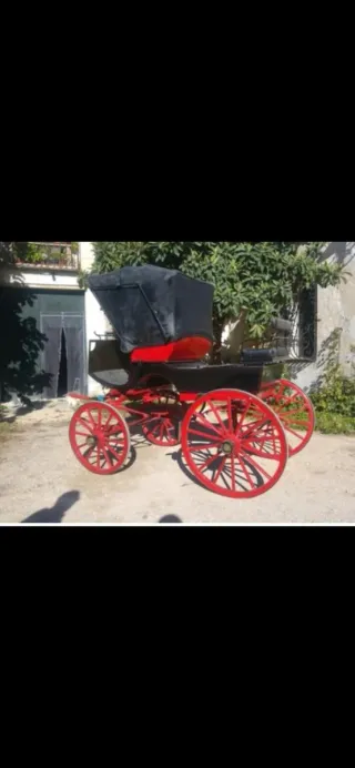 Carruaje antiguo de madera y metal