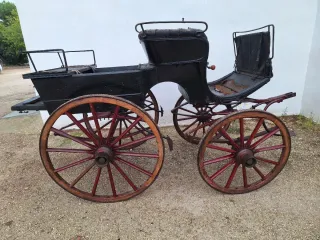 Carruaje antiguo de madera y metal