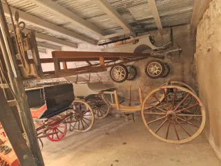 Carruaje antiguo de madera y metal