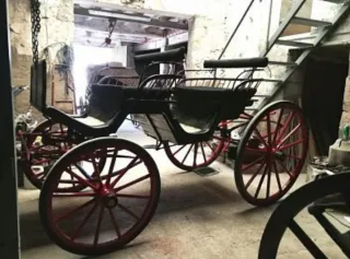 Carruaje antiguo de madera y metal