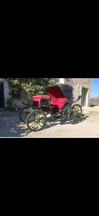 Carruaje antiguo de madera y metal