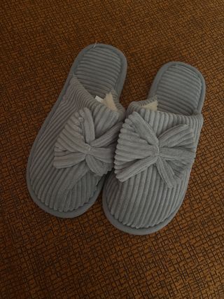 Zapatillas de casa grises con lazo