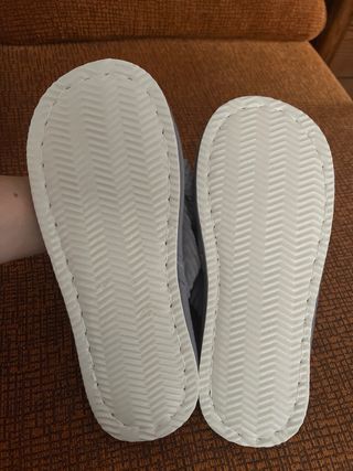 Zapatillas de casa grises con lazo