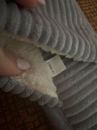 Zapatillas de casa grises con lazo