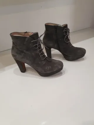 Botines de piel grises con cordones