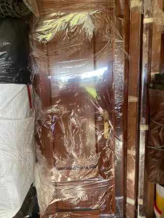 Puertas de madera a estrenar con gambas y tiradore