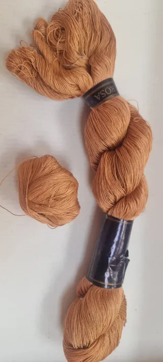 Madejas de seda color cobre