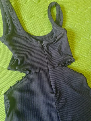 Mono negro cut-out acampanado