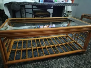 Mesa de centro de bambú y cristal