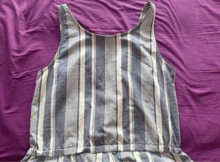 Mono de tirantes a rayas