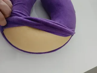 Almohada cuello de viaje morada YEAH!