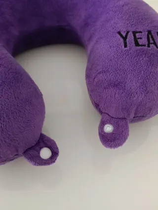 Almohada cuello de viaje morada YEAH!