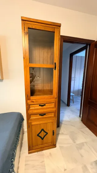 Conjunto de muebles de pino macizo – mesa, vitrina