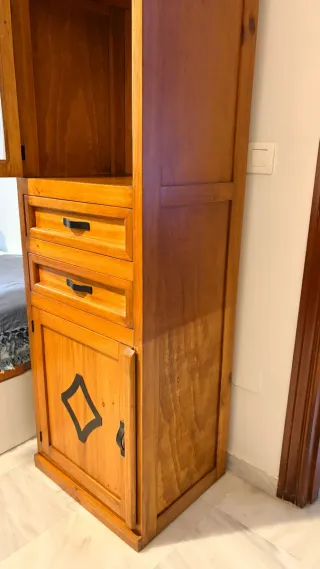 Conjunto de muebles de pino macizo – mesa, vitrina