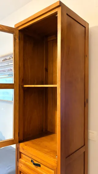 Conjunto de muebles de pino macizo – mesa, vitrina