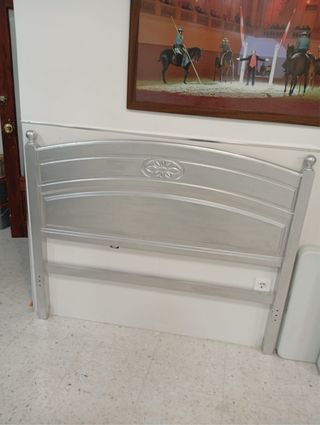 Se venden dos cabeceros -90cm ( blanco) -135cm