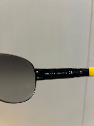 Gafas de sol Prada aviador negras y amarillas
