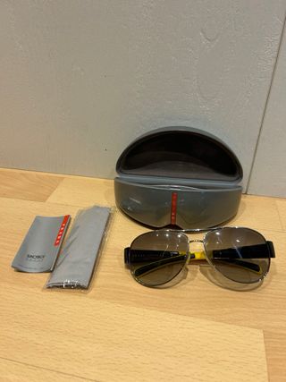 Gafas de sol Prada aviador negras y amarillas