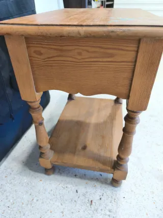 Mesa auxiliar de madera con cajón