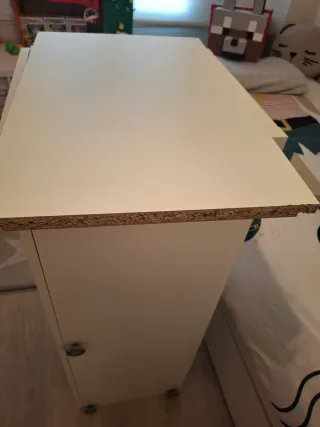 Mueble blanco con cojín beige