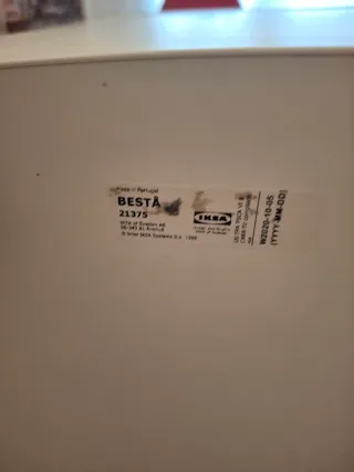 Mueble blanco con cojín beige