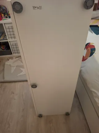 Mueble blanco con cojín beige