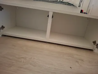 Mueble blanco con cojín beige