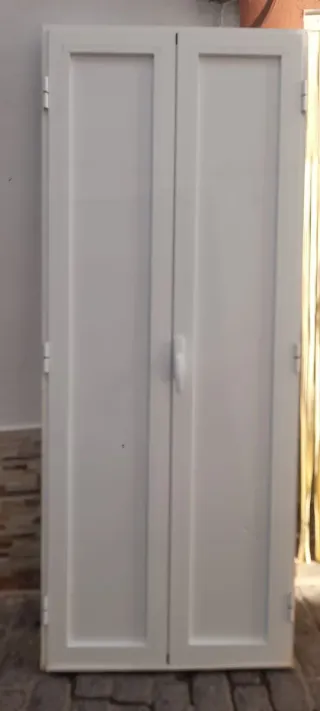 Puerta blanca doble